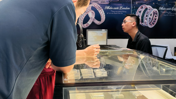 Nếu nhỡ “sóng” chứng khoán và vàng, người mua bạc vẫn lãi 35% từ đầu năm