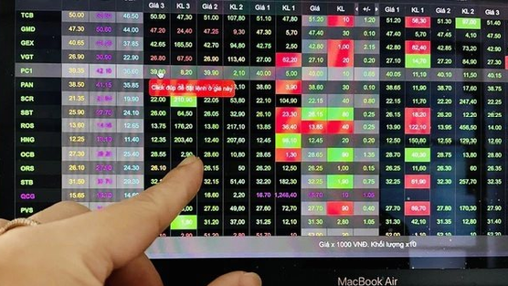 Tự doanh CTCK tiếp tục bán ròng hàng trăm tỷ trong phiên đầu tuần, ngược chiều 