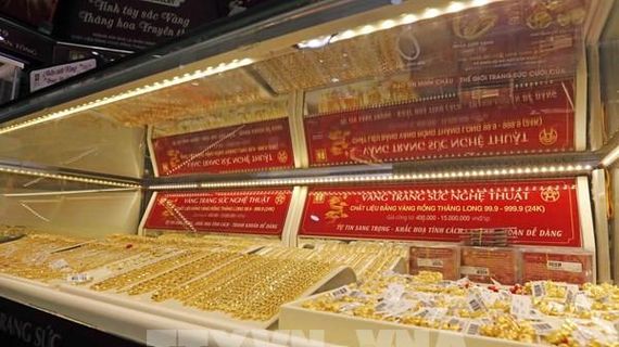 Vàng áp sát đỉnh kỷ lục, chờ thêm tín hiệu từ Fed