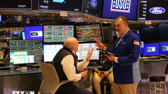 Chứng khoán Mỹ rời khỏi mức cao kỷ lục, ba chỉ số chính chìm trong sắc đỏ