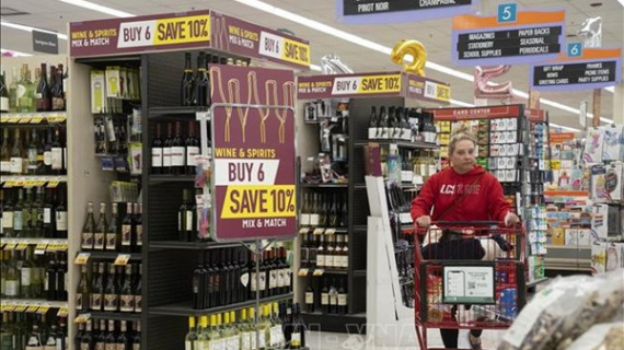 Giá cả cao và triển vọng thu nhập giảm gây áp lực cho người tiêu dùng Mỹ