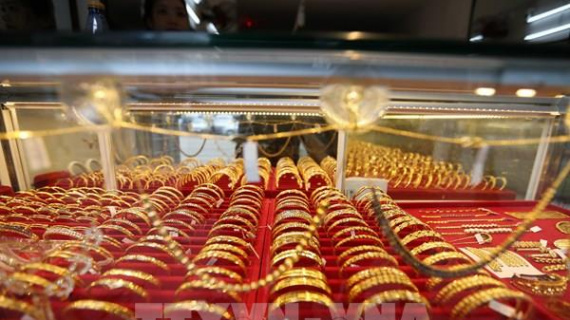Giá vàng, bạc tiệm cận mức cao kỷ lục nhờ nhu cầu trú ẩn an toàn