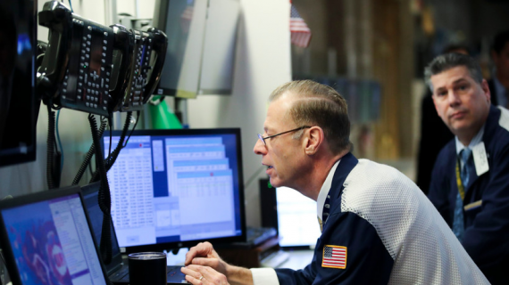 Fed giữ nguyên lãi suất, S&P 500 lần đầu chạm mốc lịch sử 7.000 điểm