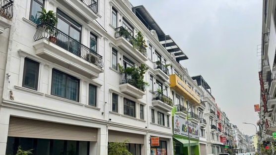 Bất động sản nhà ở Bắc – Nam “ngược chiều”: Hà Nội hạ giá giữ nhịp, TP.HCM bung hàng tạo sóng