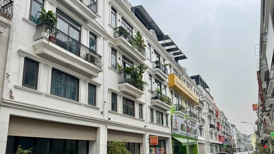 Bất động sản nhà ở Bắc – Nam “ngược chiều”: Hà Nội hạ giá giữ nhịp, TP.HCM bung hàng tạo sóng
