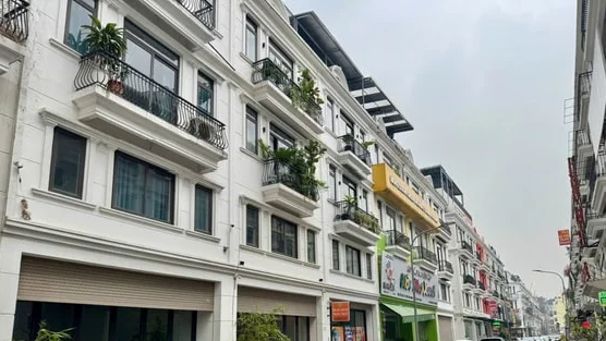 Bất động sản nhà ở Bắc – Nam “ngược chiều”: Hà Nội hạ giá giữ nhịp, TP.HCM bung hàng tạo sóng