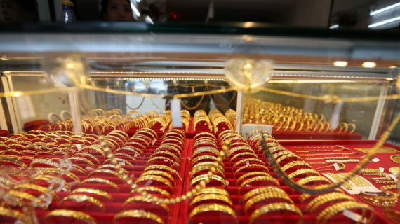 Giá vàng lập đỉnh tuần nhờ lãi suất và căng thẳng địa chính trị