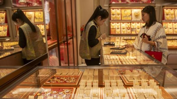 Giá vàng đi lên trong bối cảnh giới đầu tư chờ tín hiệu từ Fed