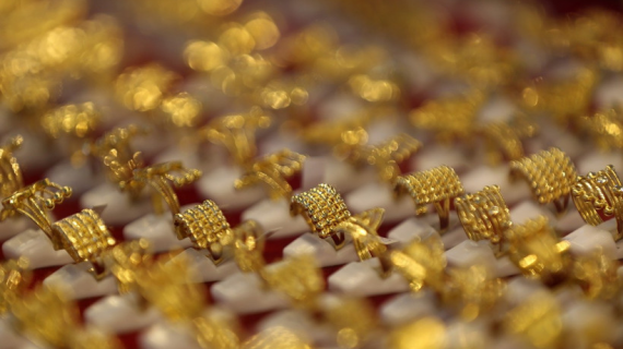 Giá vàng thế giới giảm do áp lực chốt lời và đồng USD phục hồi