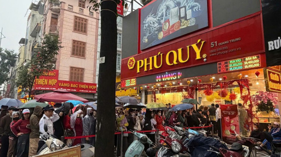 Nhộn nhịp người đi mua vàng bạc ngày vía Thần Tài