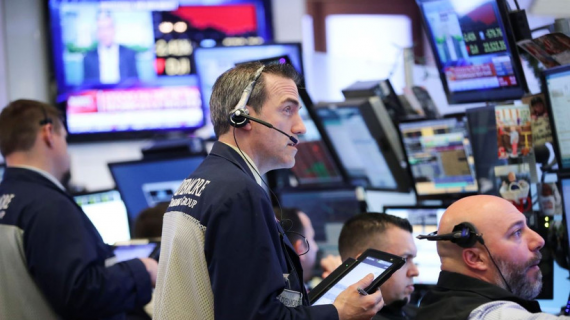 Dow Jones áp sát mức đỉnh lịch sử, cổ phiếu công nghệ tiếp tục bị bán tháo