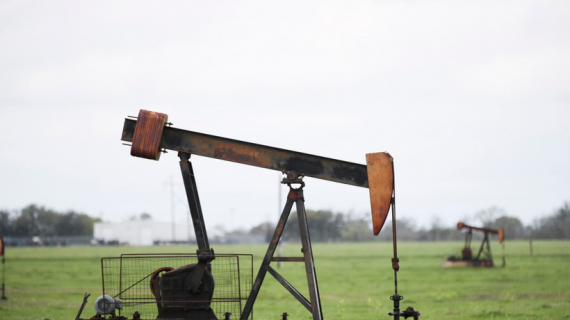 Giá dầu lao dốc sau tuyên bố của Tổng thống Trump về thời hạn xung đột