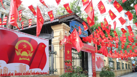 Thủ đô Hà Nội rực sắc cờ, khẩn trương hoàn thiện những khâu chuẩn bị cuối cùng, sẵn sàng chào đón Ngày hội bầu cử