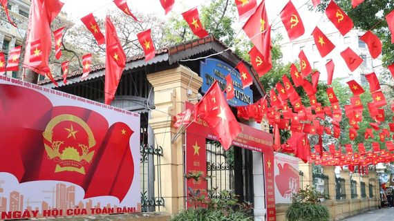 Thủ đô Hà Nội rực sắc cờ, khẩn trương hoàn thiện những khâu chuẩn bị cuối cùng, sẵn sàng chào đón Ngày hội bầu cử