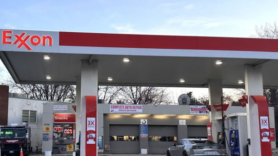 Mỹ cho phép tạm thời mua bán dầu thô Iran để bình ổn giá năng lượng