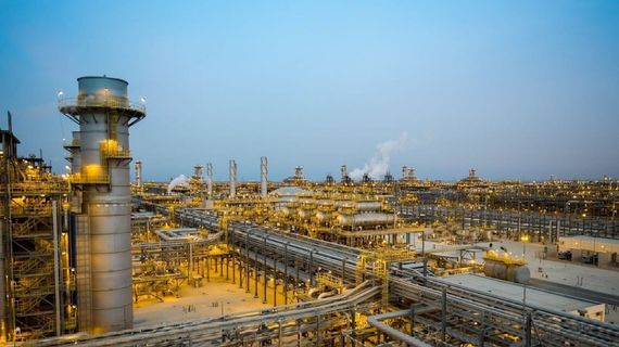 Saudi Aramco tiếp tục cắt giảm nguồn cung dầu cho khách hàng châu Á