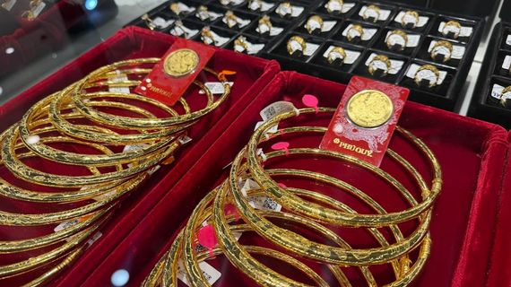 Giá vàng tăng thêm gần 5 triệu đồng/lượng, đồng USD quay đầu giảm
