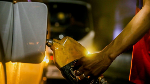 Giá dầu tăng 5% do lo ngại đàm phán Mỹ-Iran không chắc chắn