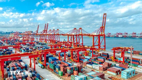 Thương mại Trung Quốc tăng trưởng kỷ lục trước khi xung đột Trung Đông bùng phát