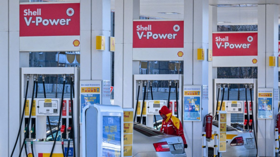 Giá xăng tại Mỹ tăng 14% trong một tuần do tác động từ xung đột Trung Đông