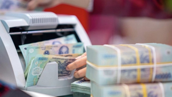 Áp lực thanh khoản dâng cao, lãi suất liên ngân hàng neo đỉnh