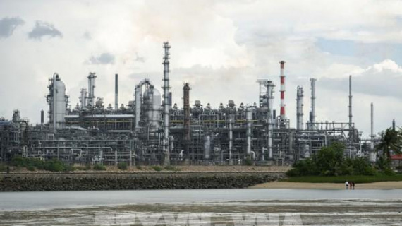 Giá dầu phục hồi do lo ngại nguồn cung và ách tắc tại Hormuz