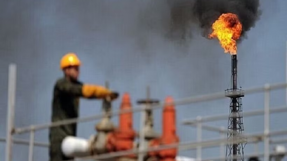 Giá dầu Brent lên mức hơn 99 USD một thùng sau lệnh phong tỏa Hormuz của Mỹ