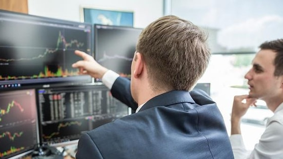 Phiên 21/4: Khối ngoại tiếp đà bán ròng, ngược chiều tung hàng trăm tỷ gom 