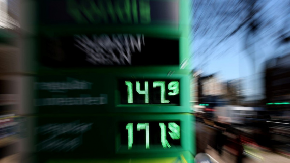 Giá dầu thô thế giới tuần qua tiếp tục biến động mạnh