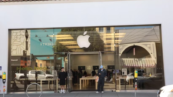 Apple đạt doanh thu kỷ lục trước chuyển giao lãnh đạo năm 2026