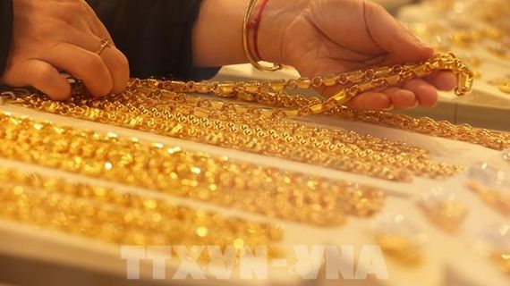 Giá vàng chạm đáy một tuần khi lo ngại lạm phát đẩy lãi suất lên cao