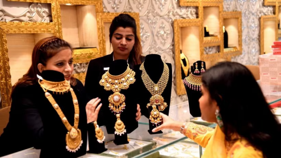Các cặp đôi Ấn Độ “đổ xô” mua vàng Dubai trước mùa cưới