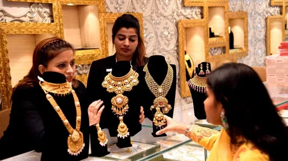 Các cặp đôi Ấn Độ “đổ xô” mua vàng Dubai trước mùa cưới