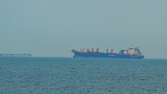 Siêu tàu chở dầu rời eo biển Hormuz sau xung đột Trung Đông