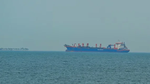 Siêu tàu chở dầu rời eo biển Hormuz sau xung đột Trung Đông