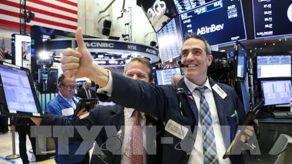 Phố Wall đi lên, S&P 500 và Nasdaq đóng cửa ở mức cao kỷ lục
