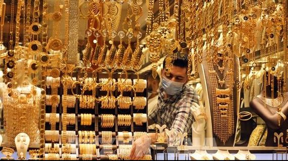Giá vàng châu Á giảm do áp lực từ đồng USD và giá dầu
