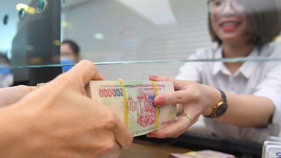 Bất chấp lãi suất hạ nhiệt, tiền gửi dân cư vẫn chảy mạnh vào ngân hàng