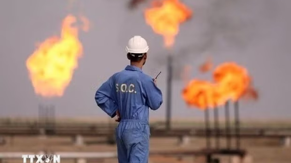 Mỹ tạm thời nới lỏng hạn chế đối với giao dịch dầu mỏ của Iran