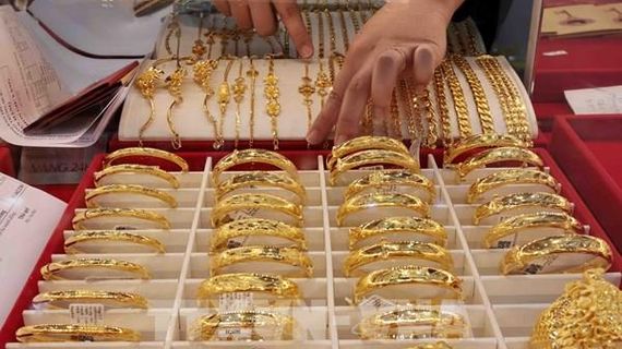 Giá vàng giảm xuống mức thấp hai tuần do sức ép từ đồng USD và triển vọng lãi suất