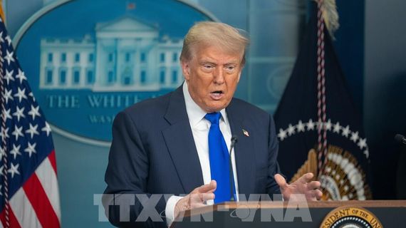 Tổng thống Trump bất ngờ hoãn ký dự luật hỗ trợ nhà ở