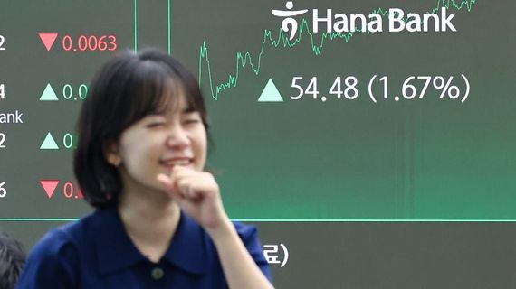 Chứng khoán Hàn Quốc lập đỉnh nhưng định giá thấp kỷ lục: Cơ hội hay tín hiệu rủi ro?