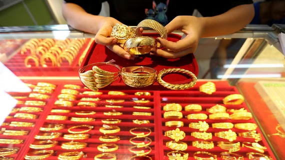 Giá vàng giảm hơn 1% do lo ngại lãi suất cao và căng thẳng Trung Đông