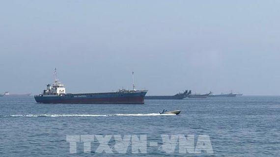 Xung đột tái bùng phát, lượng dầu vận chuyển qua eo biển Hormuz sụt giảm