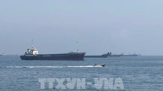 Xung đột tái bùng phát, lượng dầu vận chuyển qua eo biển Hormuz sụt giảm