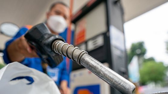 Giá xăng hôm nay 2/7: Xăng E10 RON95-III giảm gần 800 đồng/lít, xuống còn 20.415 đồng