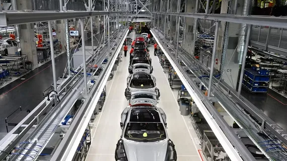 Nhà sản xuất ôtô Porsche cắt giảm thêm 5.000 việc làm