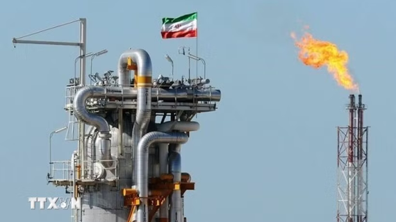 Giá dầu thô lao dốc 5% nhờ tín hiệu Mỹ-Iran tạm ngừng giao tranh