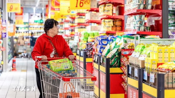 Trung Quốc: Doanh số bán lẻ và sản lượng công nghiệp cùng giảm tốc