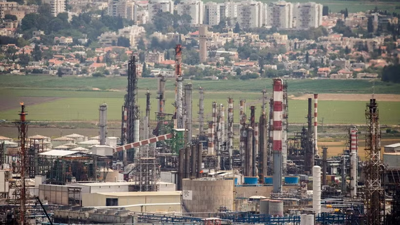 Giá dầu tăng vọt do Iran xem xét cấm tàu Mỹ và Israel qua eo biển Hormuz